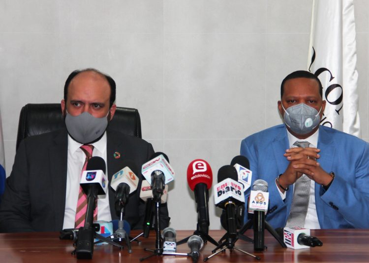 El doctor Eddy Alcántara, director ejecutivo del Instituto Nacional de Protección de los Derechos del Consumidor (Pro Consumidor), junto al  viceministro de Industria, Comercio y Mipymes, Ramón Pérez Fermín.