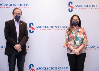 El facilitador, Laureano de la Cruz y Yara Hernández, gerente de Comunicaciones y Sostenibilidad de la ACAP.