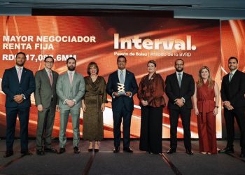 El galardón fue recibido por Nelson M. Guerrero, gerente general de Interval Puesto de Bolsa, quien estuvo acompañado por ejecutivos de la entidad.