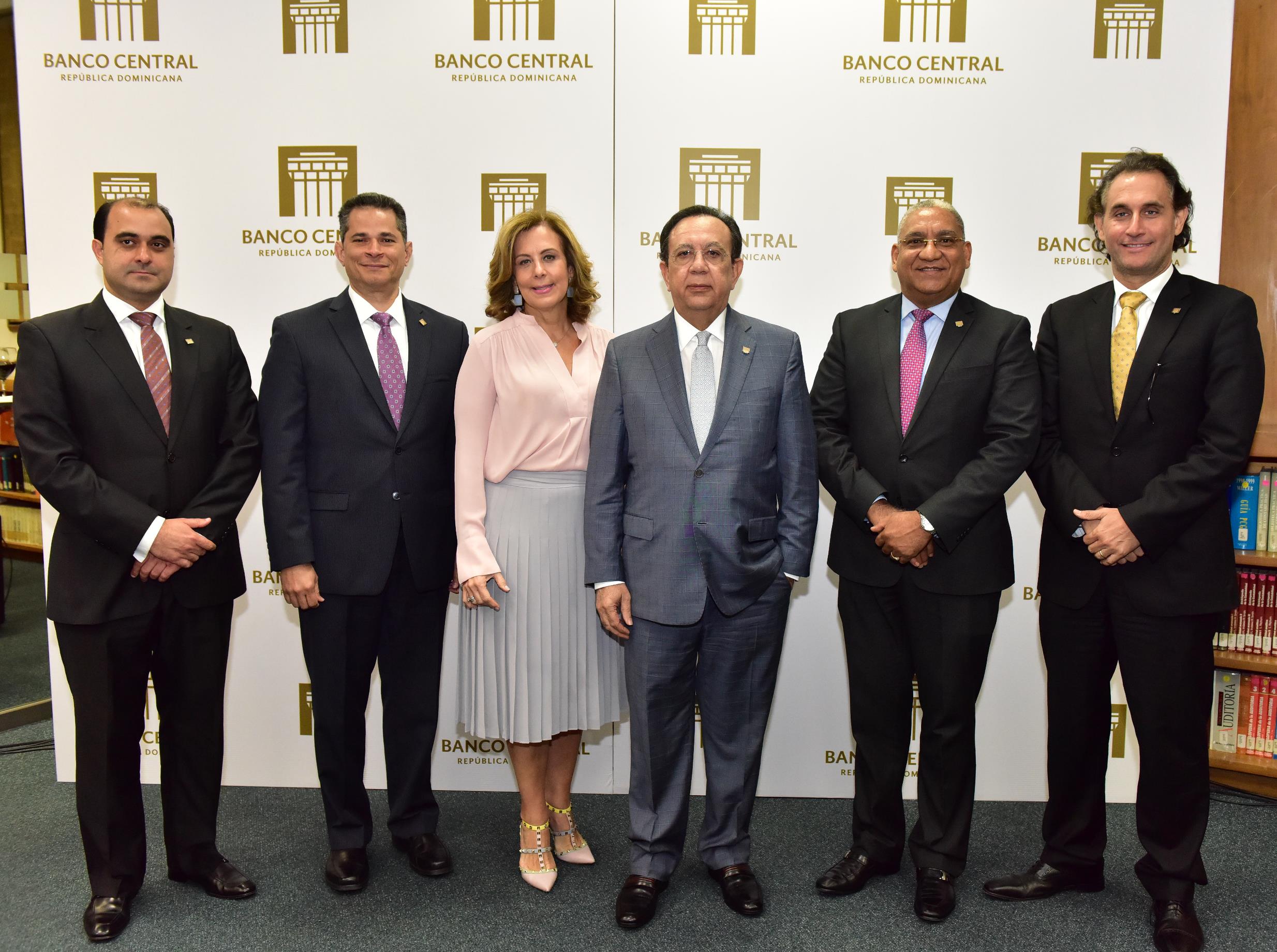 el gobernador del banco central, héctor valdez albizu, junto a los autores