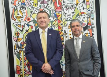 El jefe de la Oficina Regional del Caribe para el BEI, Yves Ferreira y el presidente ejecutivo del Banco Ademi, Guillermo Rondón. | Lésther Álvarez.