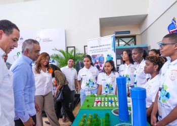 El ministro Joel Santos observa uno de los proyectos presentados en la feria científica.- Fuente externa.