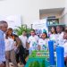 El ministro Joel Santos observa uno de los proyectos presentados en la feria científica.- Fuente externa.