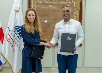 El ministro Santos y la directora Díaz sellan firma de acuerdo.- Fuente externa.