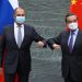 El ministro de Asuntos Exteriores ruso, Serguéi Lavrov y su homólogo, Wang Yi. | EFE.