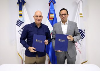 El ministro de Economía, Pável Isa Contreras, junto al director ejecutivo de la DGAPP, Sigmund Freund. - Fuente externa.