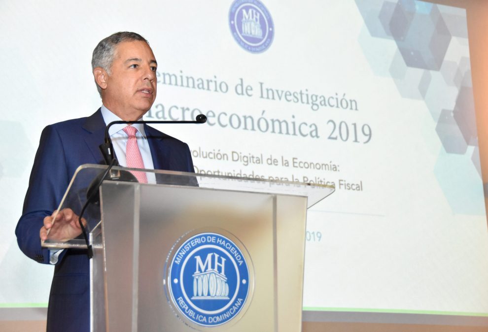 el ministro de hacienda, donald guerrero ortiz