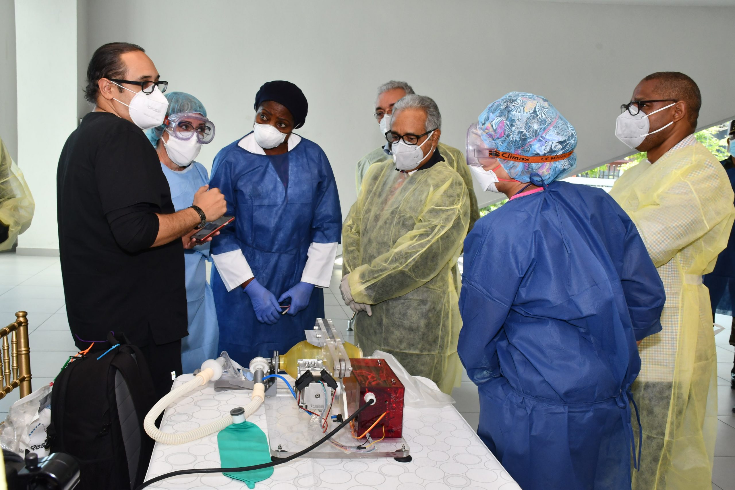 el ministro de salud pública prueba el ventilador artificial fabricado por intec en el hospital marcelino velez santana