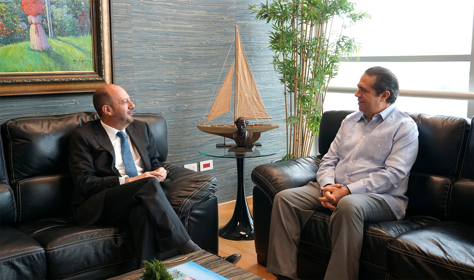 el ministro de turismo, francisco javier garcía fernández, y el embajador de francia en el país, josé gómez,