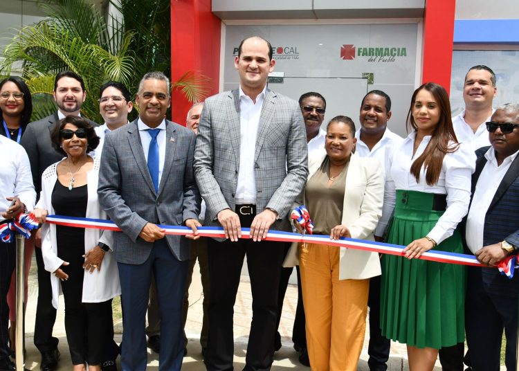 El ministro de la Presidencia, Joel Santos y el director de PromeseCal, Adolfo Pérez, dejaron inaugurada una sucursal de Farmacia del Pueblo en Ciudad Juan Bosch.
