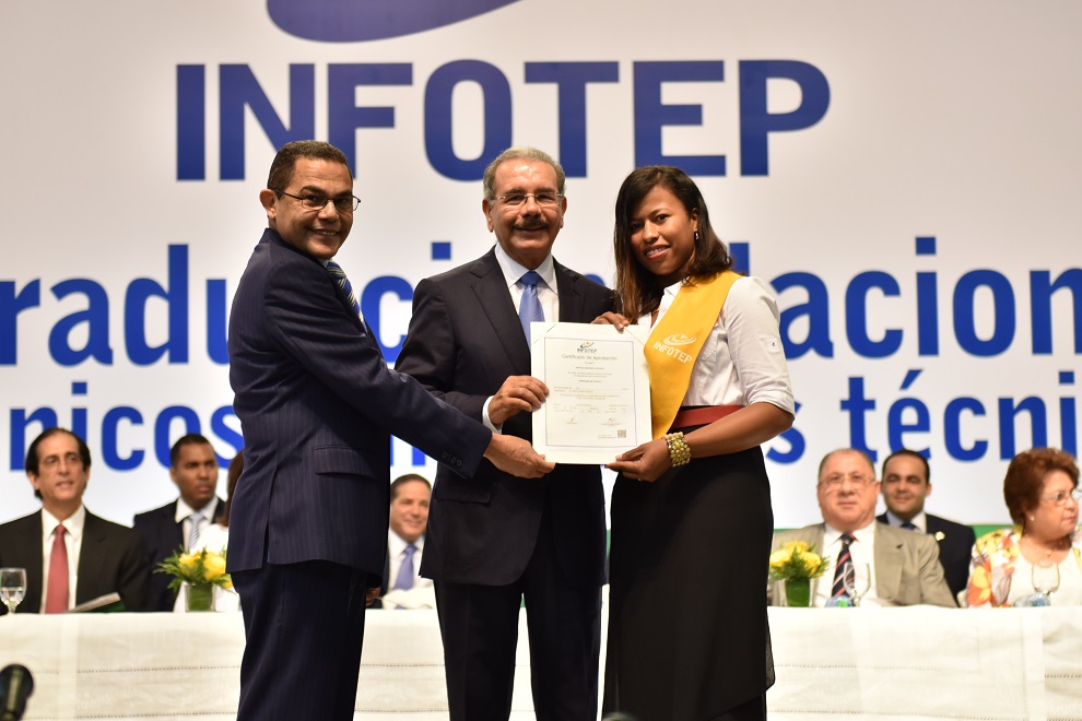 el presidente danilo medina y el director del infotep rafael ovalles entregan certificado a natalia sanchez oriunda de arroyo cano pueblo natal del mandatario