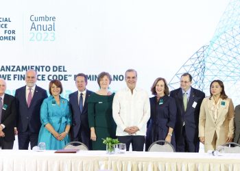 El presidente Luis Abinader junto a sectores firmantes del acuerdo. | Fuente externa.