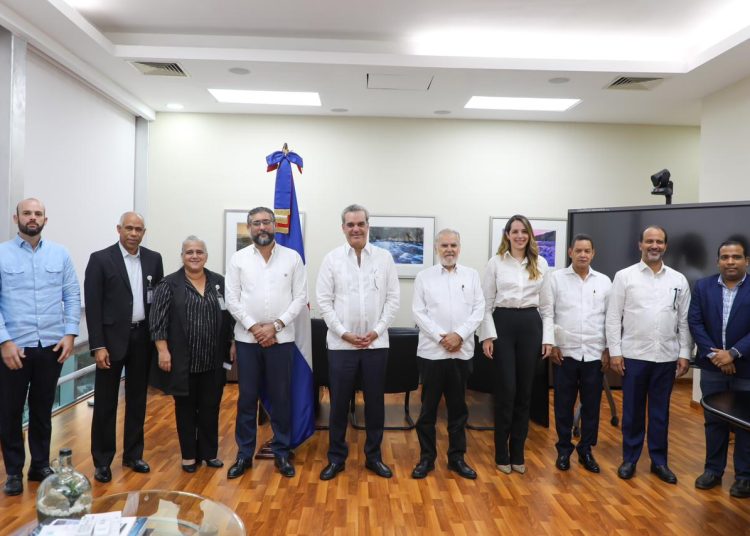 El presidente Luis Abinader junto al Ministro de Medioambiente, Miguel Ceara Hatton, y los viceministros de esa entidad.