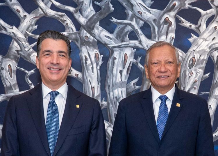 El presidente ejecutivo de Banreservas, Leonardo Aguilera y el presidente ejecutivo del Banco Popular, Christopher Paniagua, durante el encuentro realizado en la sede de Banreservas.