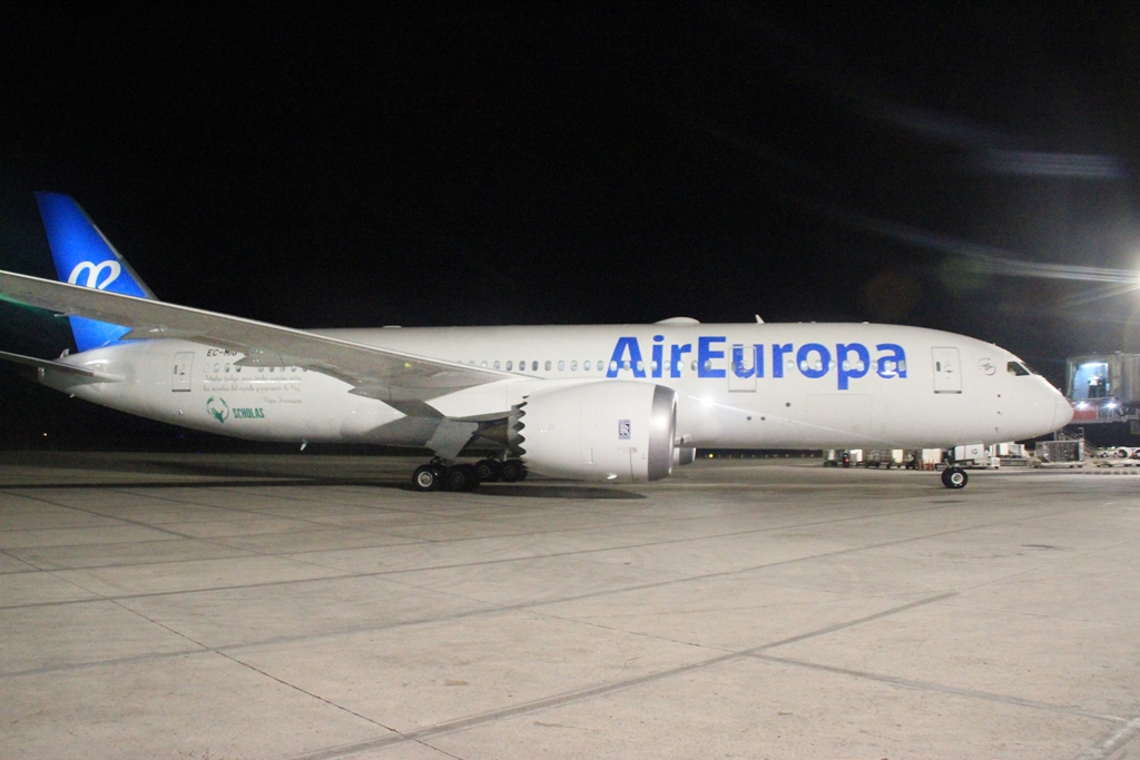 el primer boeing 787 dreamliner de air europa llega a rd