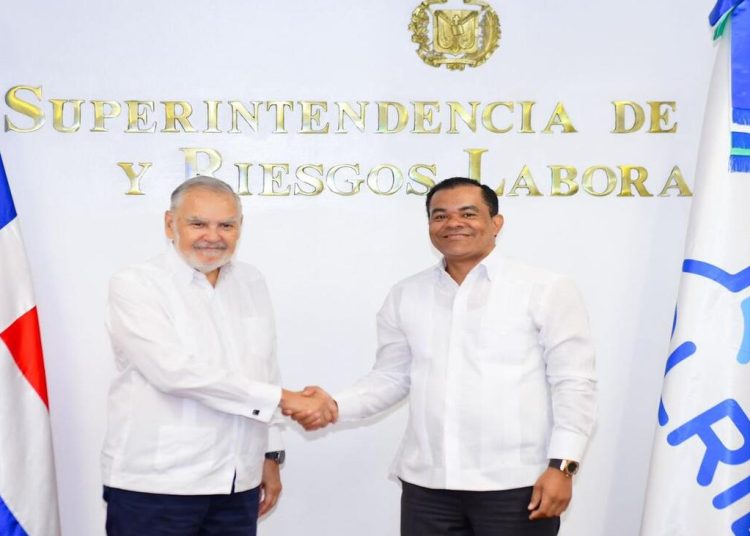 El superintendente Miguel Ceara Hatton reafirmó su compromiso de garantizar el equilibrio entre el acceso oportuno y de calidad a los servicios de salud.