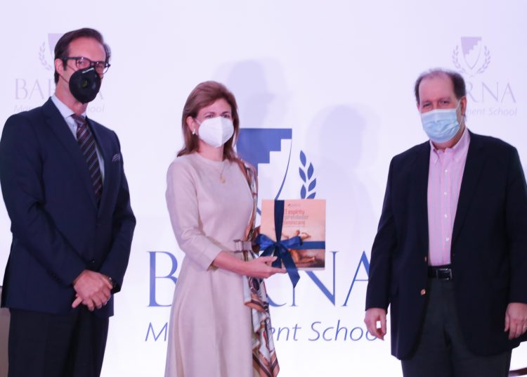 El rector de Barna, Paulo Alves y el empresario Felipe Vicini, entregan el libro a la vicepresidenta de la República, Raquel Peña.