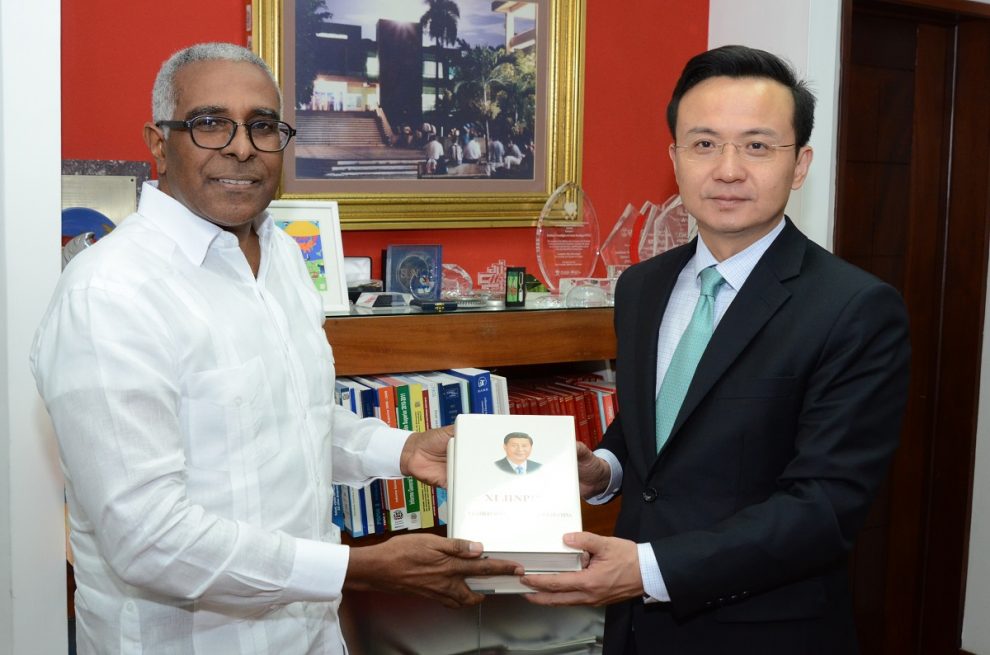 el rector del intec, rolando guzmán, y el embajador de la república popular china, zhang run.