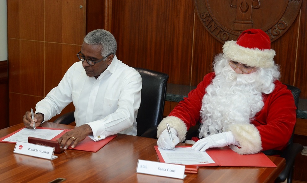 el rector del intec y santa claus durante la firma de acuerdo