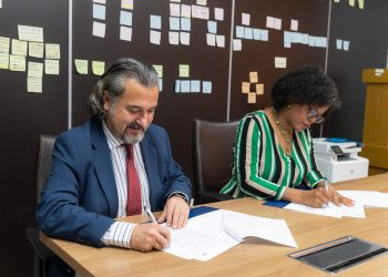 El representante de UNICEF y la directora general de la ONE al momento de la firma del convenio. | Fuente externa.