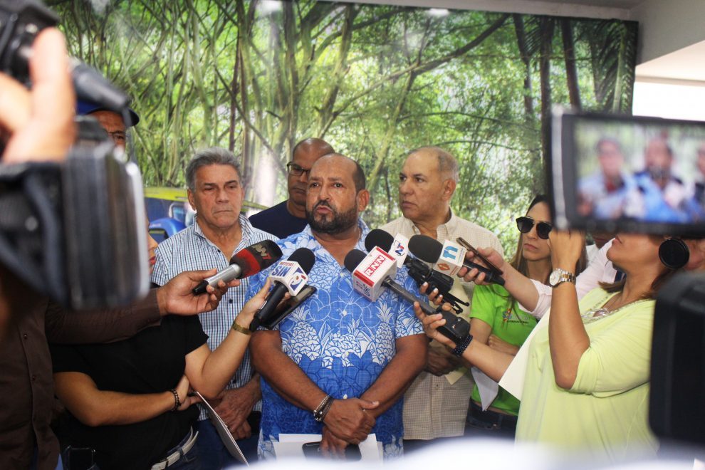 el vicepresidente de caribe tours, paul guerrero, conversa con medios informativos.