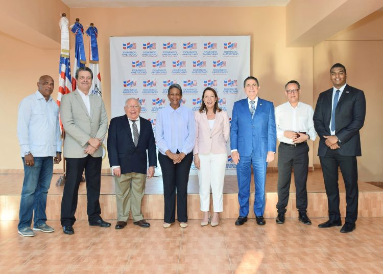 Eladio Arias, Ramón Sosa, Manuel Tejada, Mercedes Rodríguez,Elizabeth Wilde, Milcíades Franjul, P. Miguel Parra, Robert Valcin.| Fuente externa.