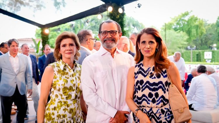 Elena Villeya de Paliza, Jose Miguel Bonetti y Ligia Bonetti.
