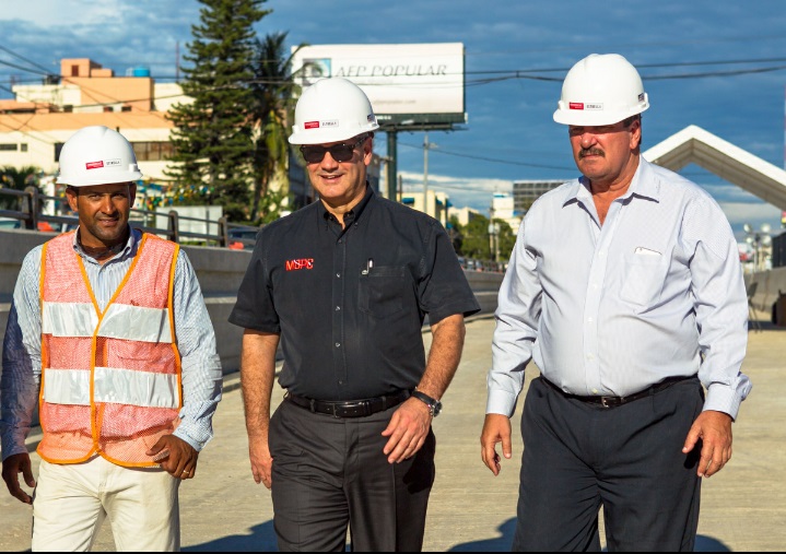 Al centro, el ministro de Obras Públicas, Gonzalo Castillo; a la izquierda, Carlos Rosario; y a la derecha, el ingeniero Luis Sergio Ferraz.