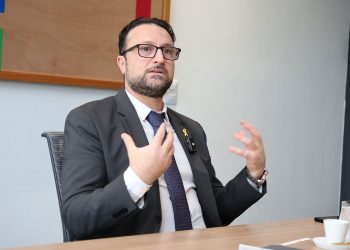 El embajador Raslan Abu Rukun visitó las instalaciones del periódico elDinero.