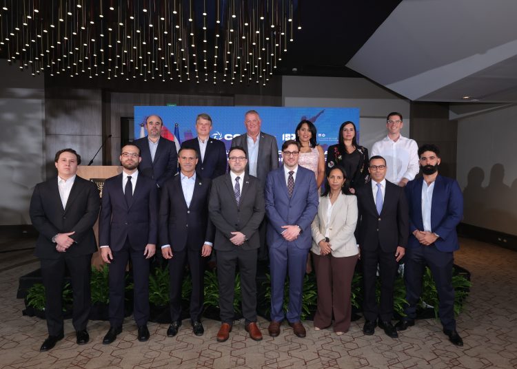 Embajador de Israel, Raslan Abu Rukun junto a la nueva directiva de la Cámara de Comercio Domínico-Israelí.