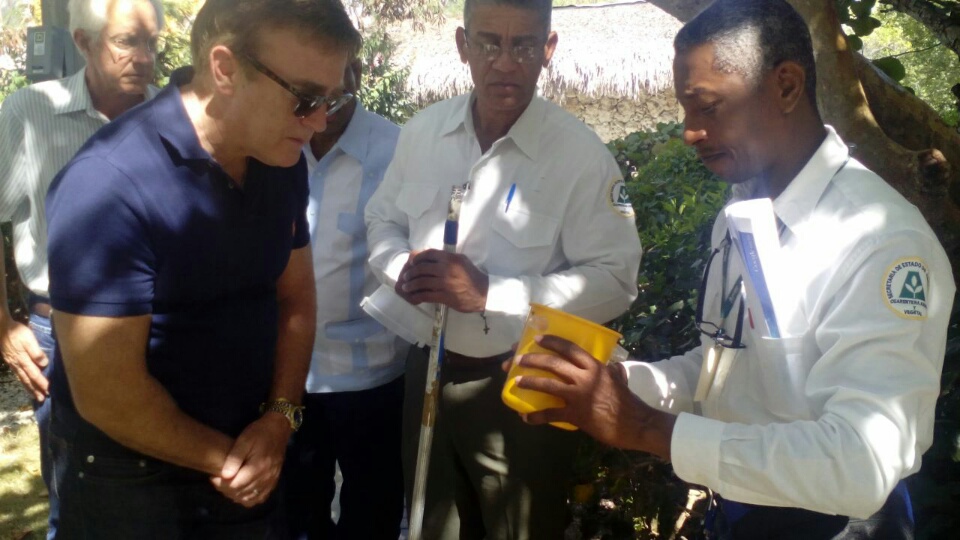 James Brewster recibió explicaciones de los técnicos de Agricultura sobre el mecanismo de control y erradicación de la Mosca del Mediterráneo./elDinero