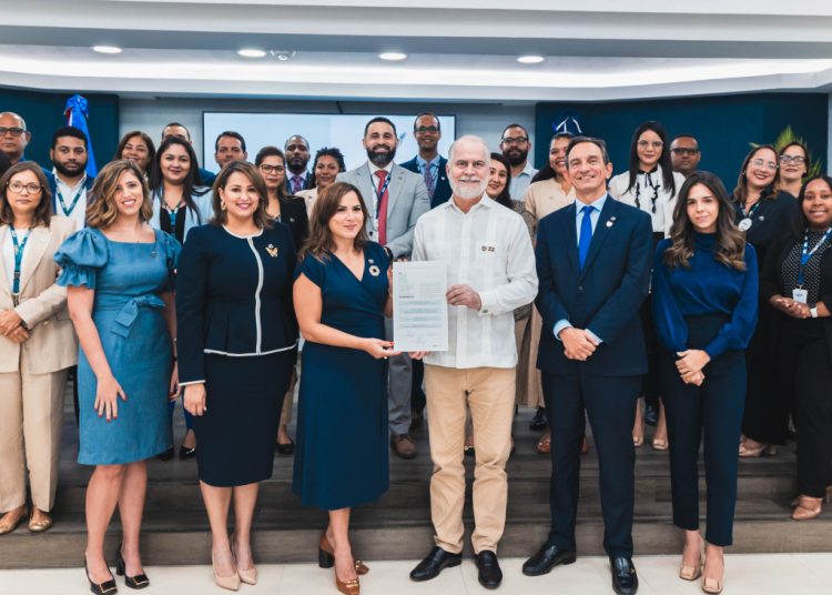 En el acto de presentación, el liderazgo de la institución firmó un manifiesto de servicio con el que también se comprometió el resto del personal. - Fuente externa.