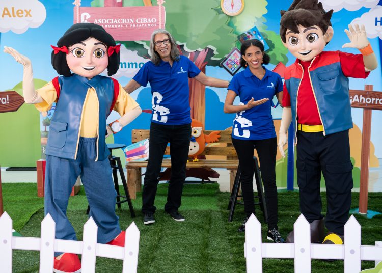 Emma y Alex, personajes infantiles de ACAP, junto a Ricky Ran y Luz Bautista de Cuentacuentos Califé, durante la presentación de “Un sueño de altos vuelos”.