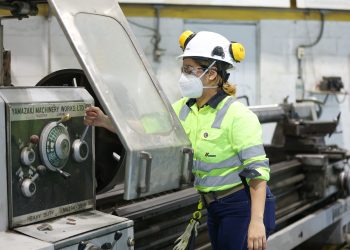 Empleada de Cemex en labores operativas