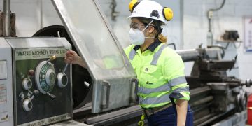 Empleada de Cemex en labores operativas