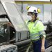 Empleada de Cemex en labores operativas