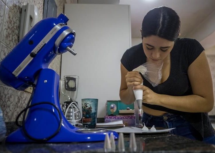 Ana Karina Santana, de Top Pastries, prepara un dulce en la cocina de su casa, en Caracas, Venezuela. 
| Miguel Gutiérrez, EFE.