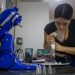 Ana Karina Santana, de Top Pastries, prepara un dulce en la cocina de su casa, en Caracas, Venezuela.
| Miguel Gutiérrez, EFE.
