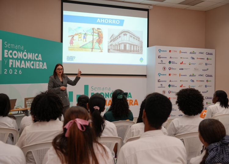 En Santiago se educa sobre la importancia del ahorro como herramienta para organizar las finanzas personales.