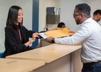 El RI informó que en el 2023 continuó mejorando los canales de atención al usuario. Fuente externa.