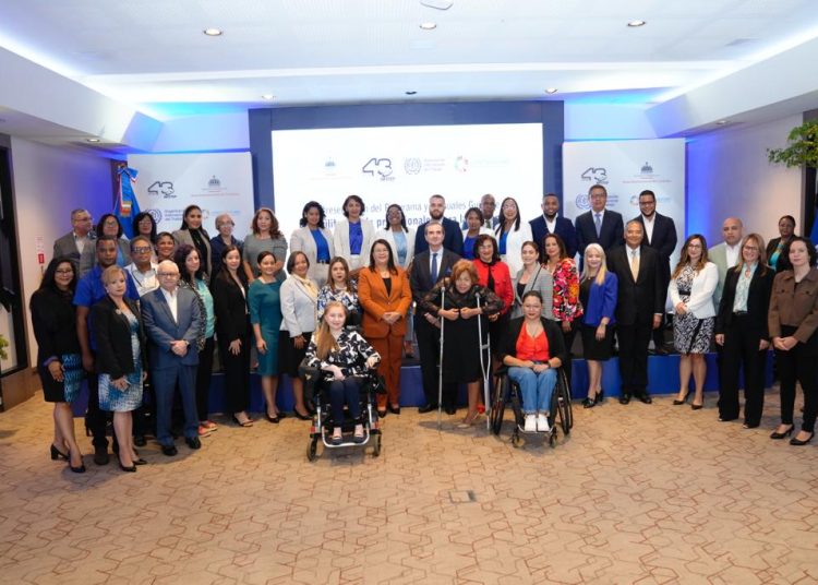 El acto estuvo presidido por el profesor Rafael Santos Badía, director general del Infotep, junto a Gloria Reyes, directora del Programa Supérate; Juan Hunt, director de la OIT para América Central, Haití, Panamá y República Dominicana. - Fuente externa.