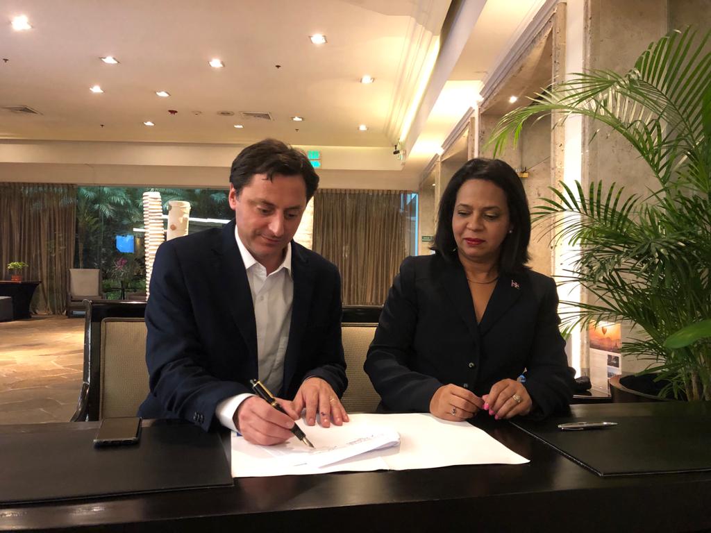 en la firma la directora de pro consumidor, anina del castillo y el director nacional del sernac, lucas del villar,