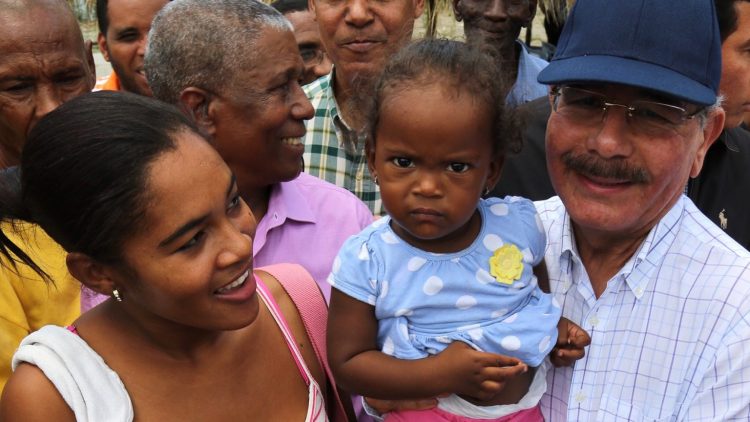 Como presidente y como político, Danilo Medina visitó Pedernales en varias ocaciones abrazando ancianos y cargando niños, pero no logró echar adelante ningún proyecto, solo dejar libres las tierras usurpadas de Bahía de las Águilas. | Vive Dominicana.