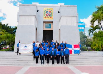 Deposita ofrenda floral en el Altar de la Patria por quinto aniversario de TNR.
