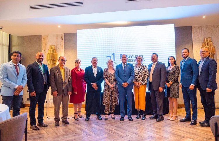 El vicepresidente ejecutivo de Seguros Reservas, Víctor Rojas, sostuvo un encuentro con periodistas para compartir los resultados.