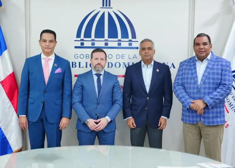 Durante el encuentro, Santos y Deluchi conversaron sobre las nuevas tecnologías que impulsa la OIEA en la región y su utilidad en la detección de minerales.