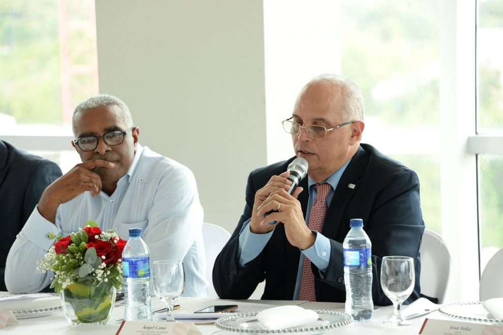 energía renovable rolando guzmán, rector del intec, y ángel canó, director ejecutivo del cne.