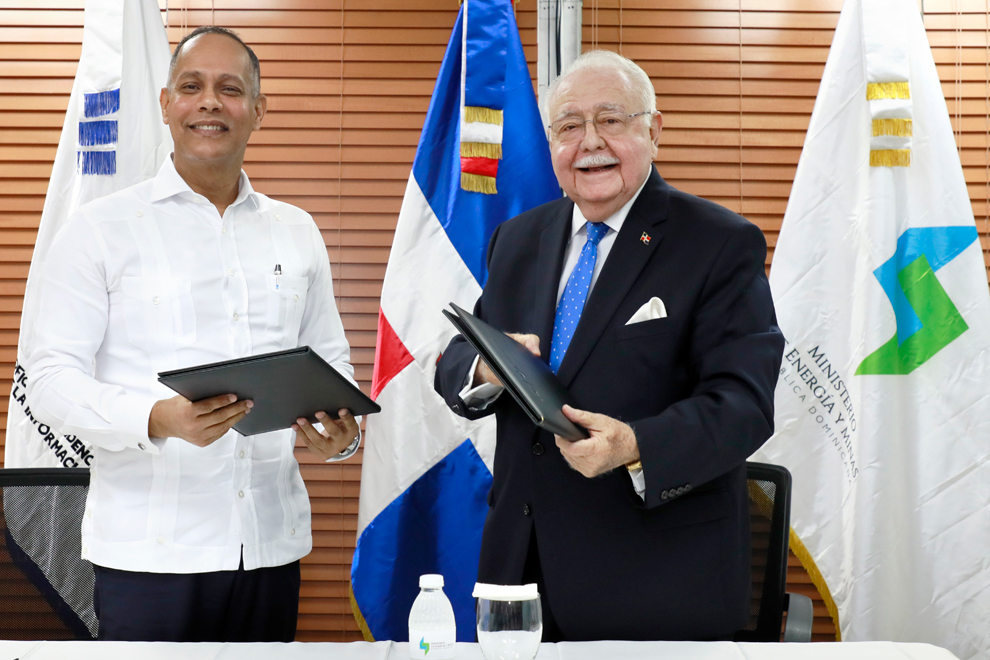 energía y minas el director general de la optic ingeniero armando garcía y antonio isa conde ministro del mem