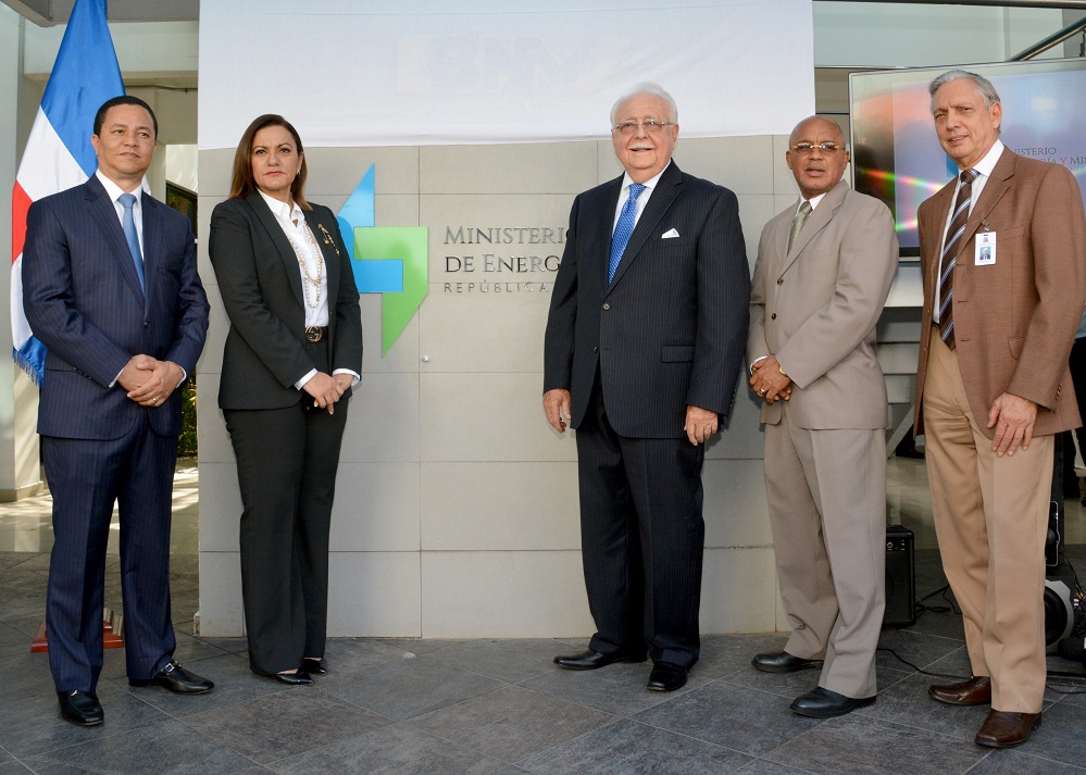 El ministro Antonio Isa Conde, acompañado de los principales funcionarios de la entidad.