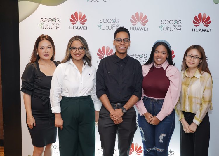 Enqi Cao, Carolina Herrera, Omar Saìnchez, Hilary Robles y Victoria Yangqing. Fuente externa.